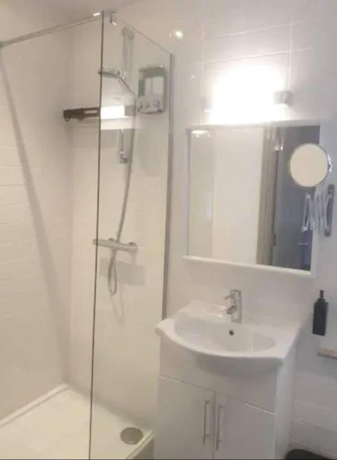 Buck - En-Suite Room In Canalside Guesthouse เบิร์นลีย์ ภายนอก รูปภาพ
