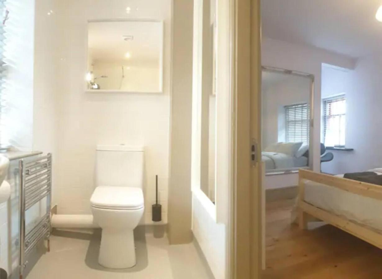 Buck - En-Suite Room In Canalside Guesthouse เบิร์นลีย์ ภายนอก รูปภาพ