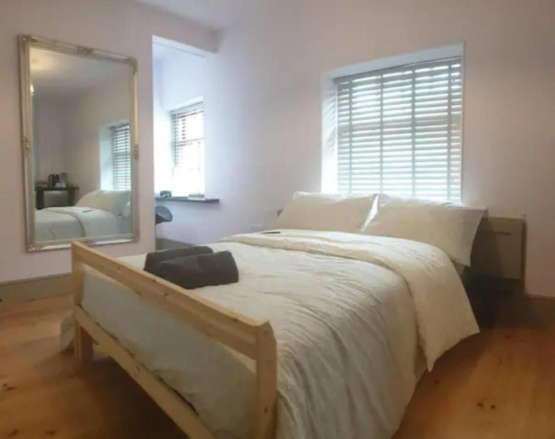 Buck - En-Suite Room In Canalside Guesthouse เบิร์นลีย์ ภายนอก รูปภาพ