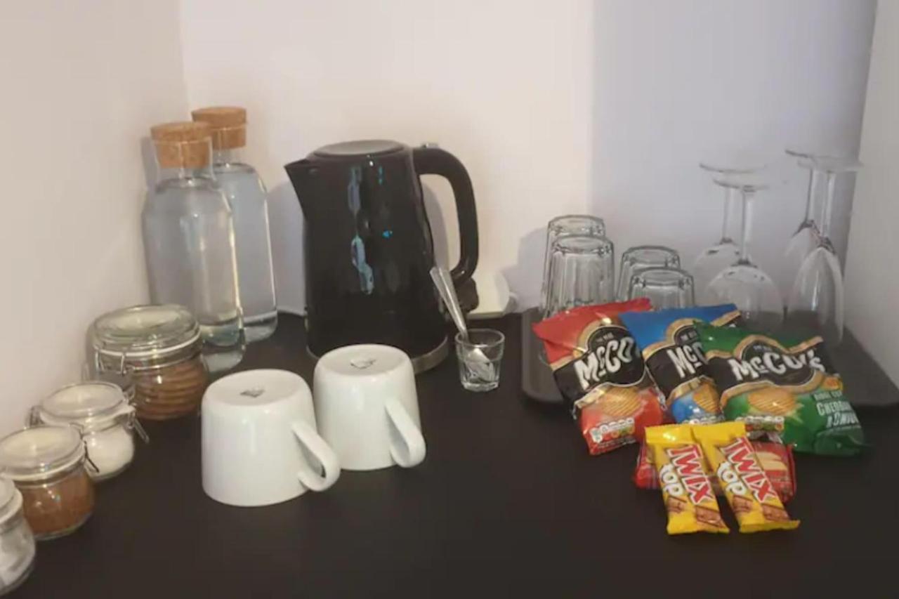 Buck - En-Suite Room In Canalside Guesthouse เบิร์นลีย์ ภายนอก รูปภาพ