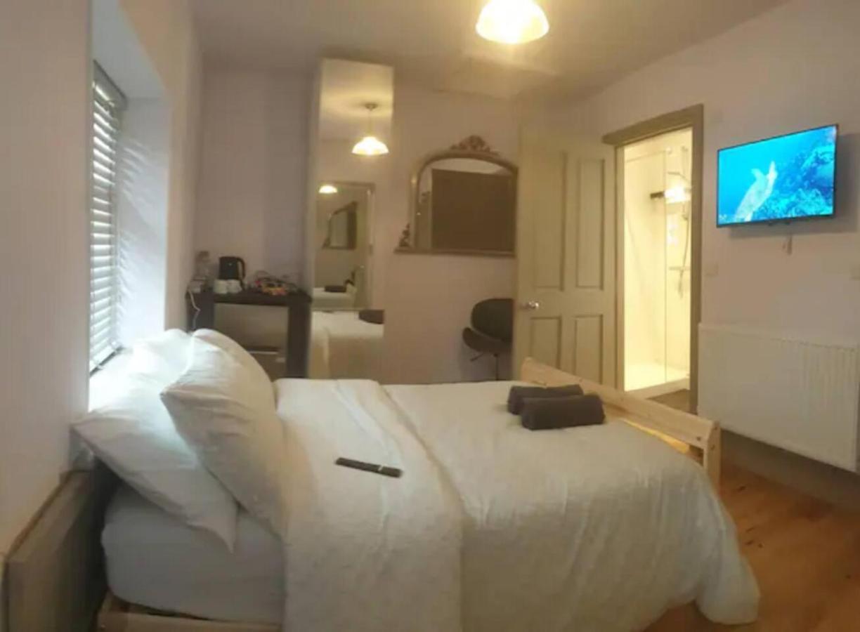 Buck - En-Suite Room In Canalside Guesthouse เบิร์นลีย์ ภายนอก รูปภาพ