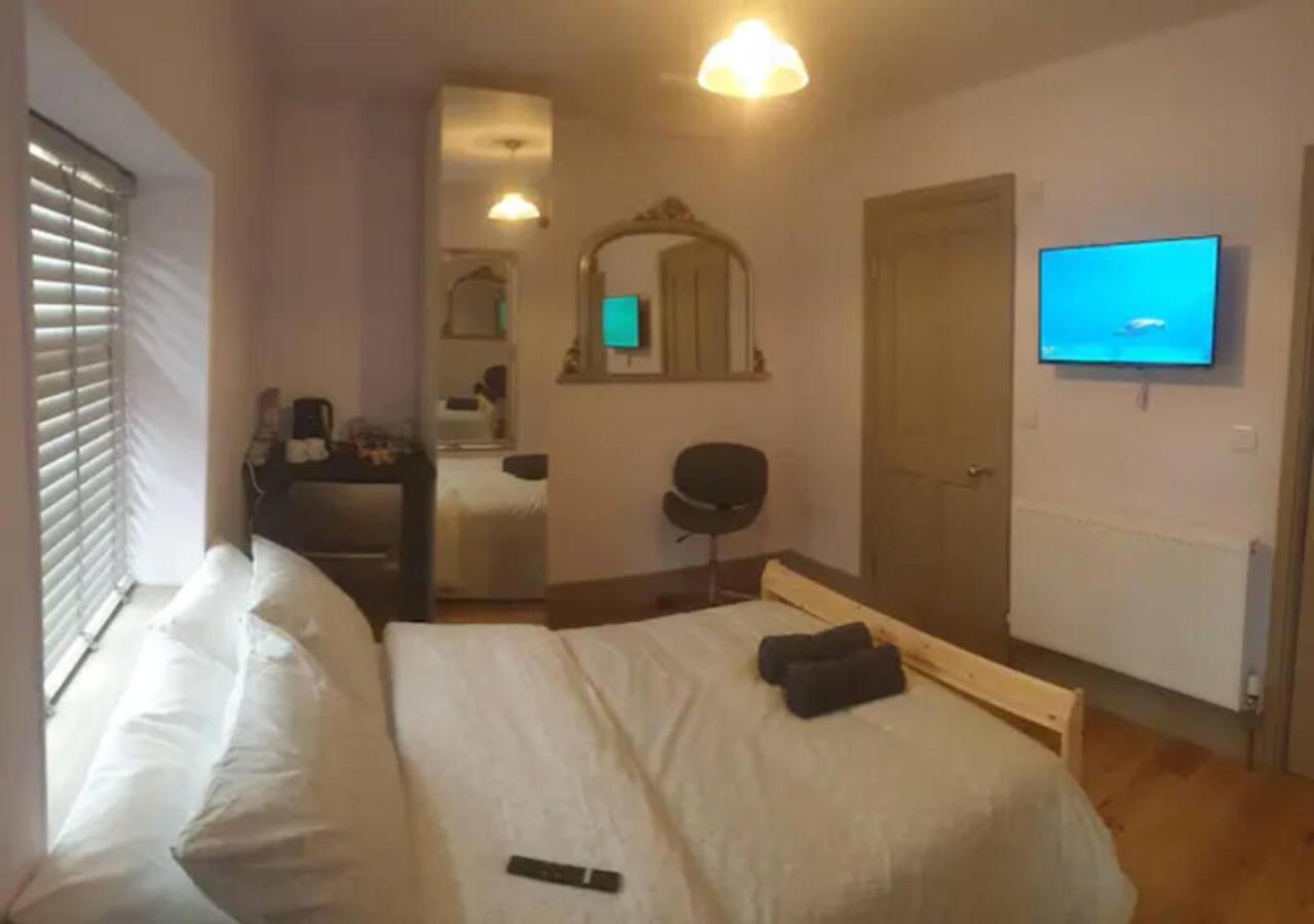 Buck - En-Suite Room In Canalside Guesthouse เบิร์นลีย์ ภายนอก รูปภาพ