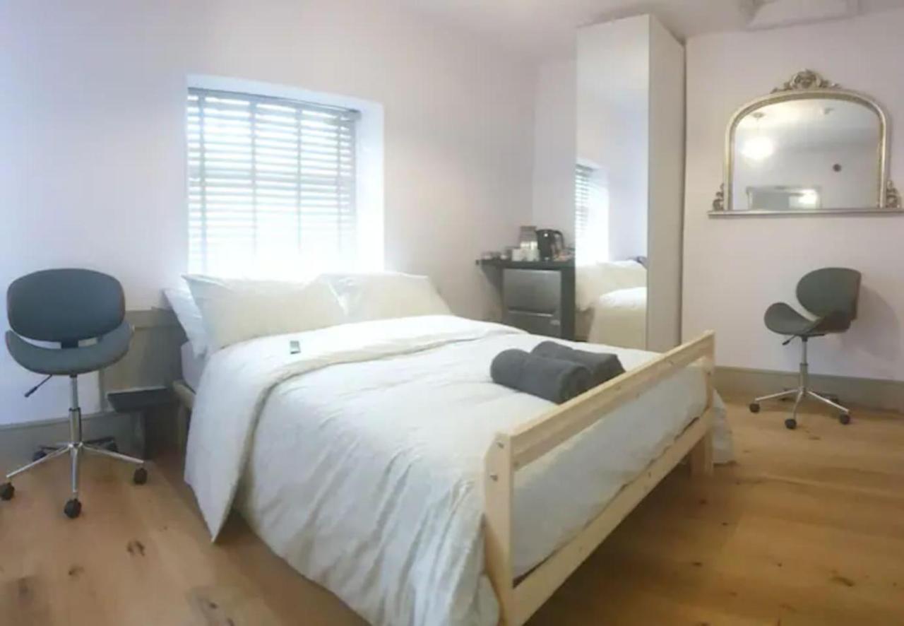 Buck - En-Suite Room In Canalside Guesthouse เบิร์นลีย์ ภายนอก รูปภาพ