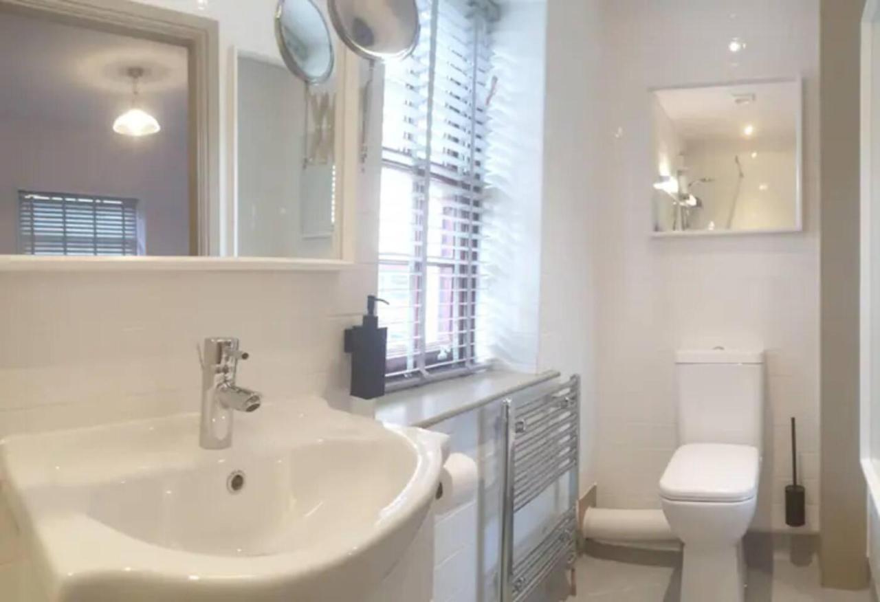Buck - En-Suite Room In Canalside Guesthouse เบิร์นลีย์ ภายนอก รูปภาพ